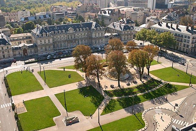 Vue de la place Chirurgien esthétique femme à Grenoble – Rhône Alpes | Dr Cynthia Hamou